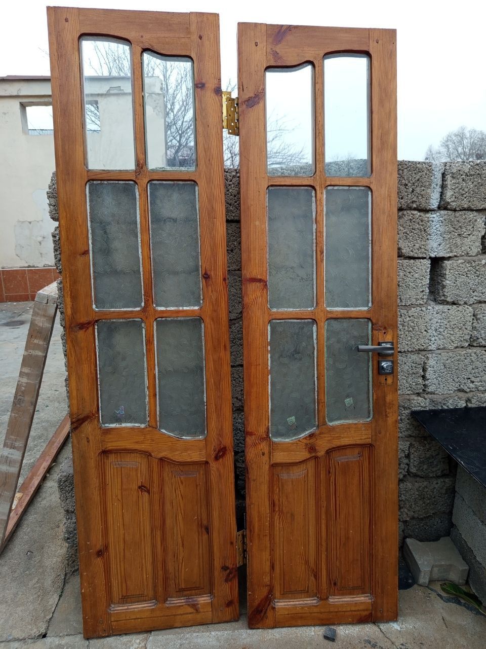 Eshiklar 1 ta 2 tabaqalik 225x115, 1 ta 1 tabaqalik 200x82 1 ta akfa