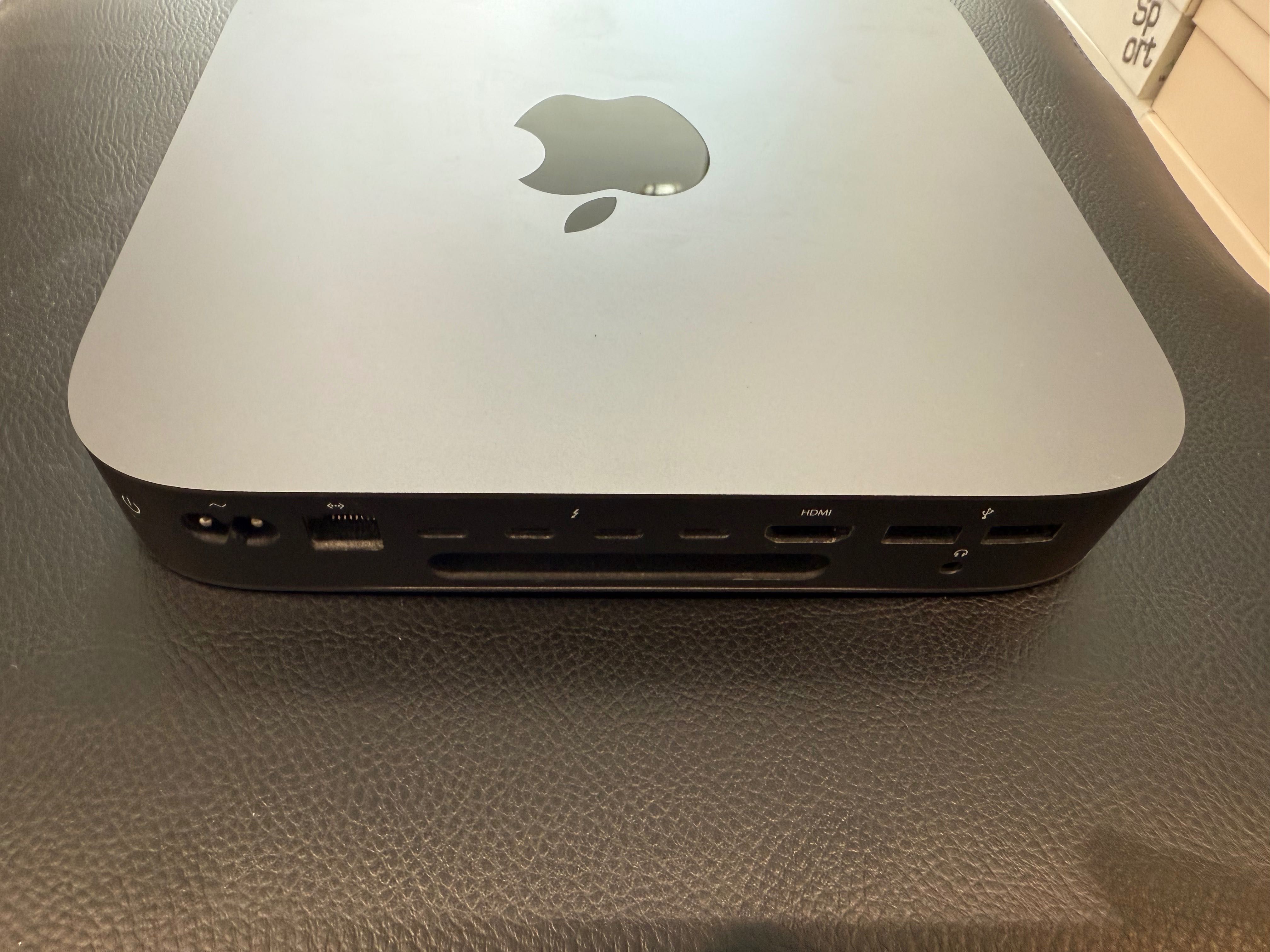Продавам Mac mini 2018 + клавиатура и мишка на Apple