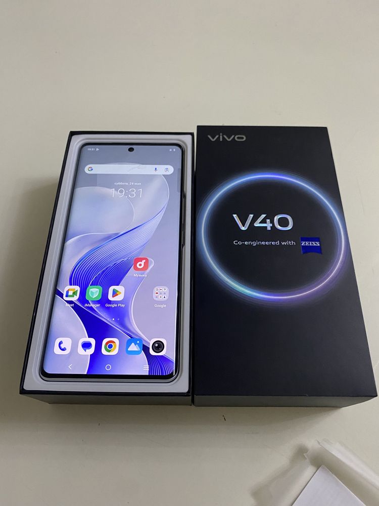 V40. Vivo. 5G.   12+12+256.