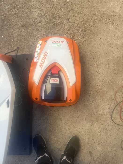 Robot tuns gazon Stihl masina tuns iarba RMI 422.1