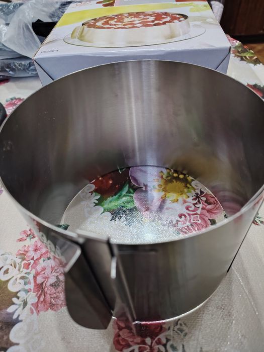 Разъёмная форма и набор соусников.