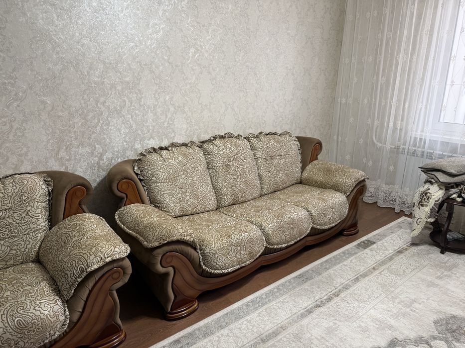 Продам диван с двумя креслами