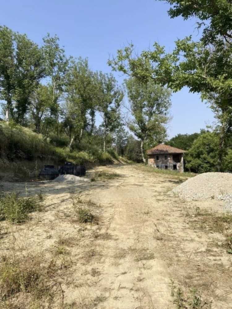 Парцел в регулация до гр. Елена - 900 кв.м, равен терен