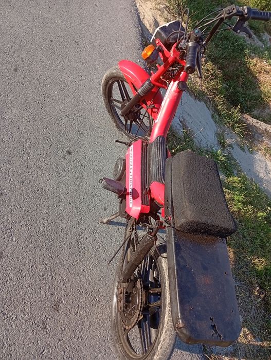 Vând sau schimb moped cu pedale