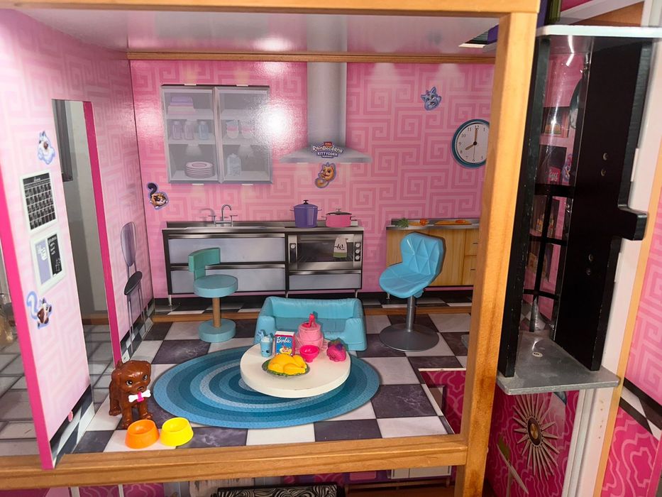 Casuta de papusi din lemn cu lift, mobilata si cu accesorii