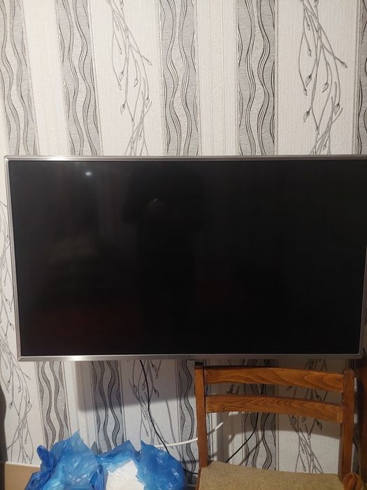 Продаю телевизор, пропал один цвет,  а так все работает, цена 40 000