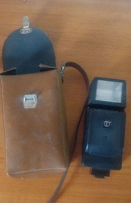 Vând blitz  aparat foto