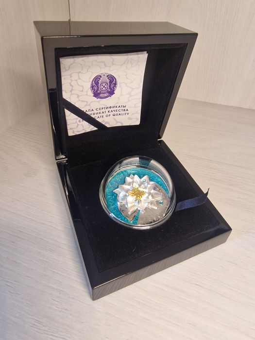 Серебряная монета Кувшинка