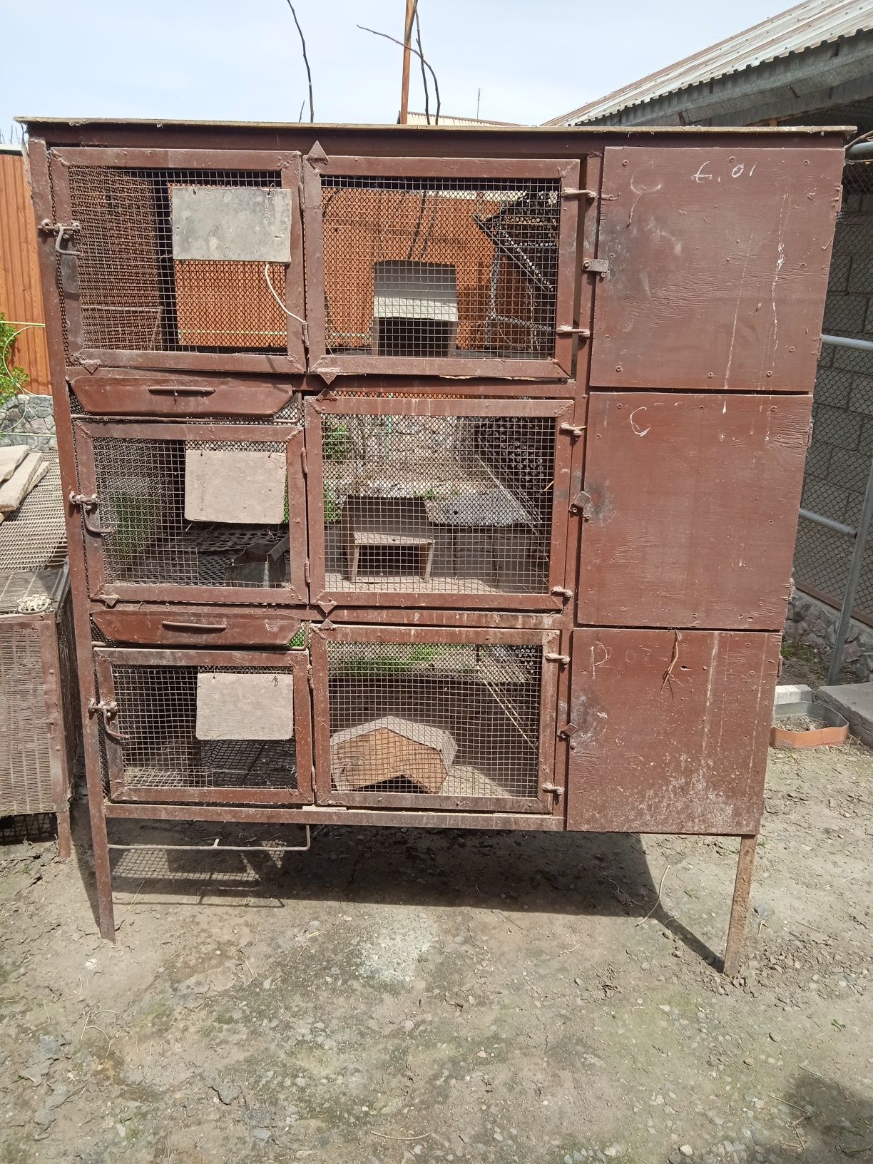 Продам клетки для кроликов металлические с кормушками с поддонами