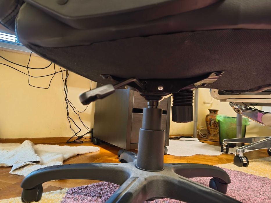 Продавам кожен геймърски стол  AROZZI (черен)