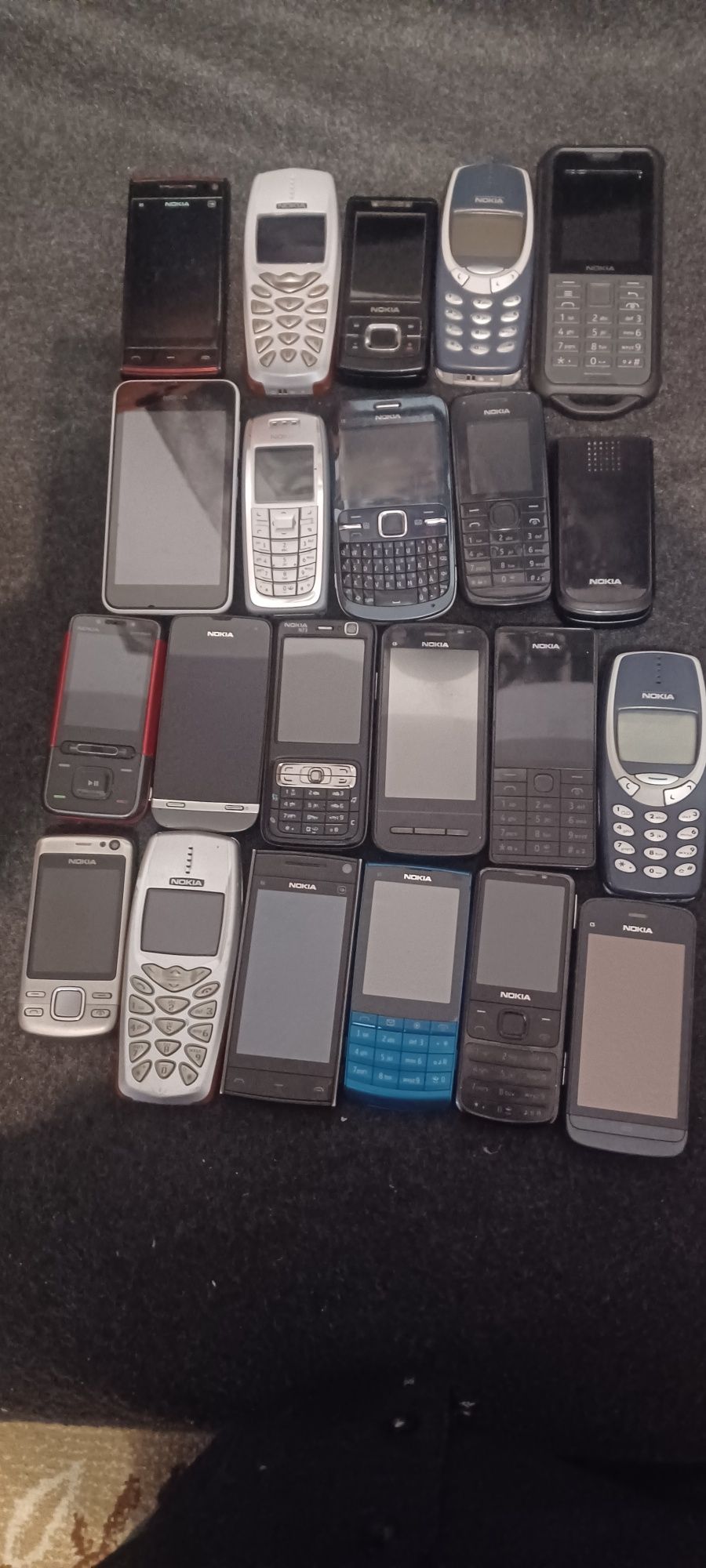 De vânzare telefoane Nokia.