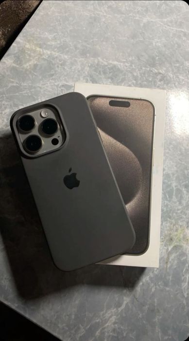 Vând IPhone 15 pro impecabil tehnic atât cat și estetic