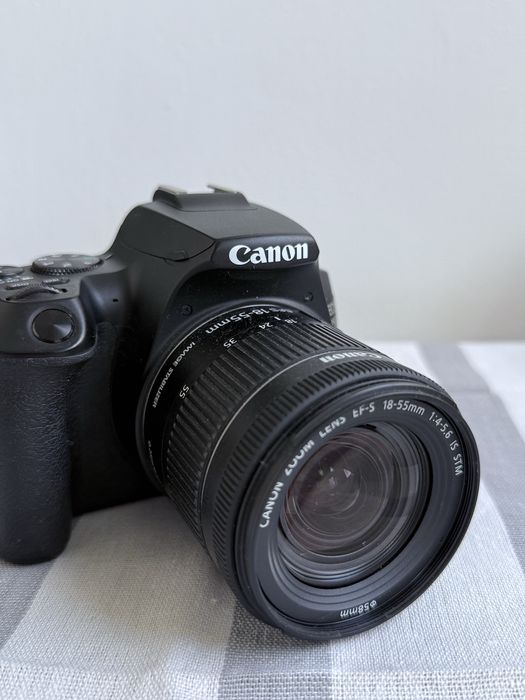 Vand canon dslr EOS 250D si obiectiv