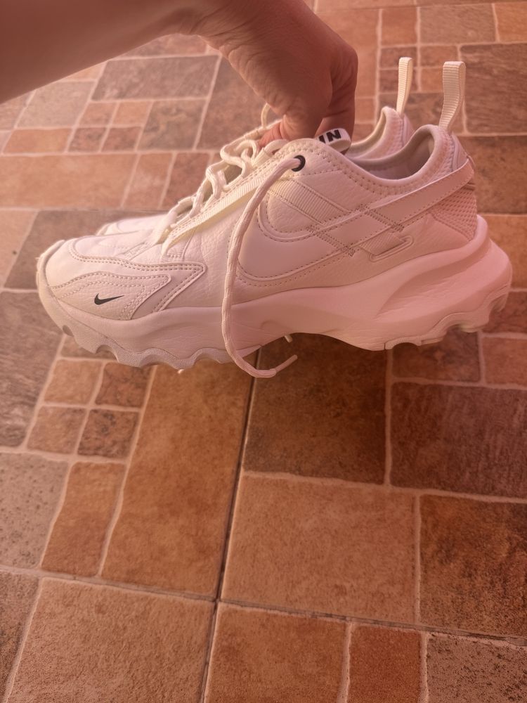 Маратонки Nike бели