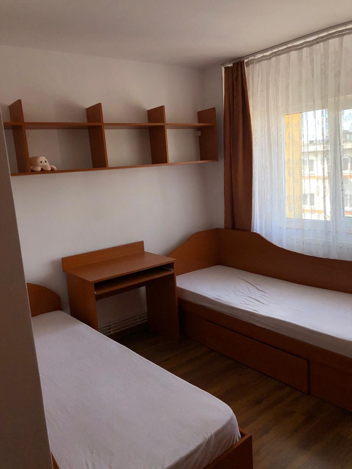 Închiriez apartament 2 care trivale complexul 2 etajul 4 pitesti