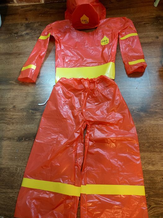 Costum material reciclabil pompier