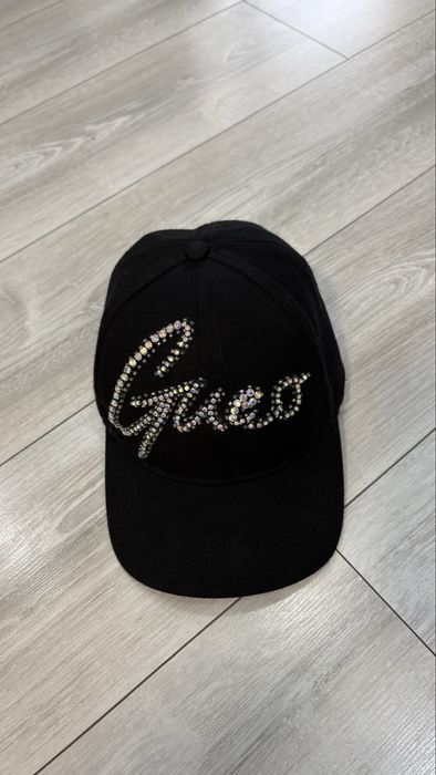 Guess дамска красива шапка с козирка