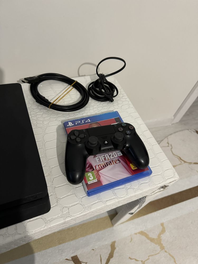 Playstation 4 slim , 1TB , Fifa 20