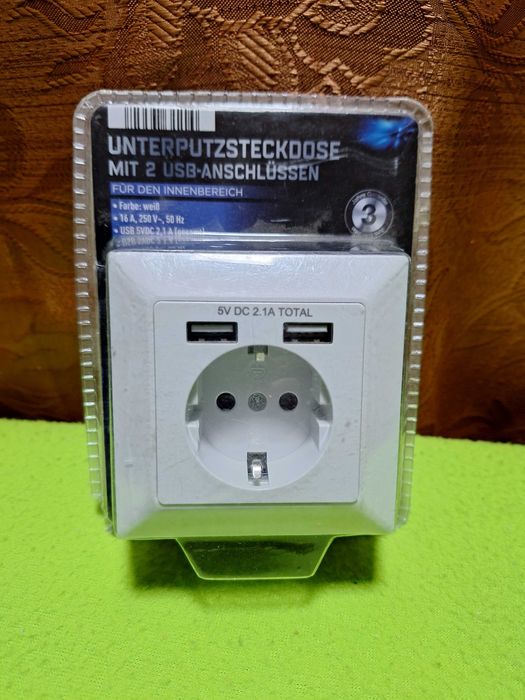 Priză încastrată, cu impamantare,   cu 2 porturi USB