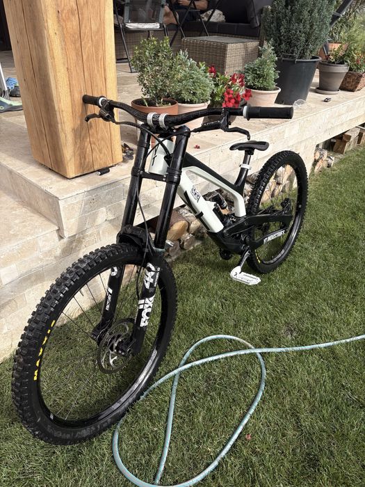 YT Tues Cf Pro Carbon