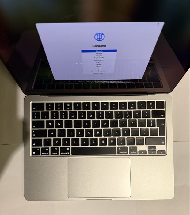 MacBook Air 13,6” cu procesor Apple M2  8GB RAM 512 GB Silver