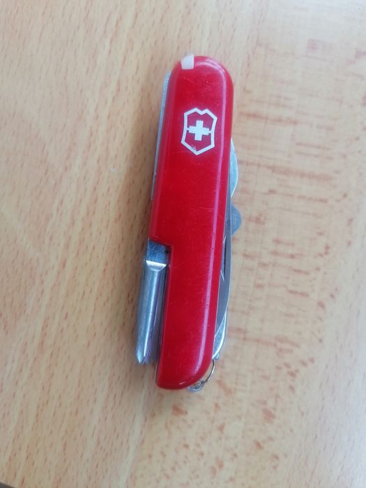 Briceag multifuncțional cu 13 13 funcții