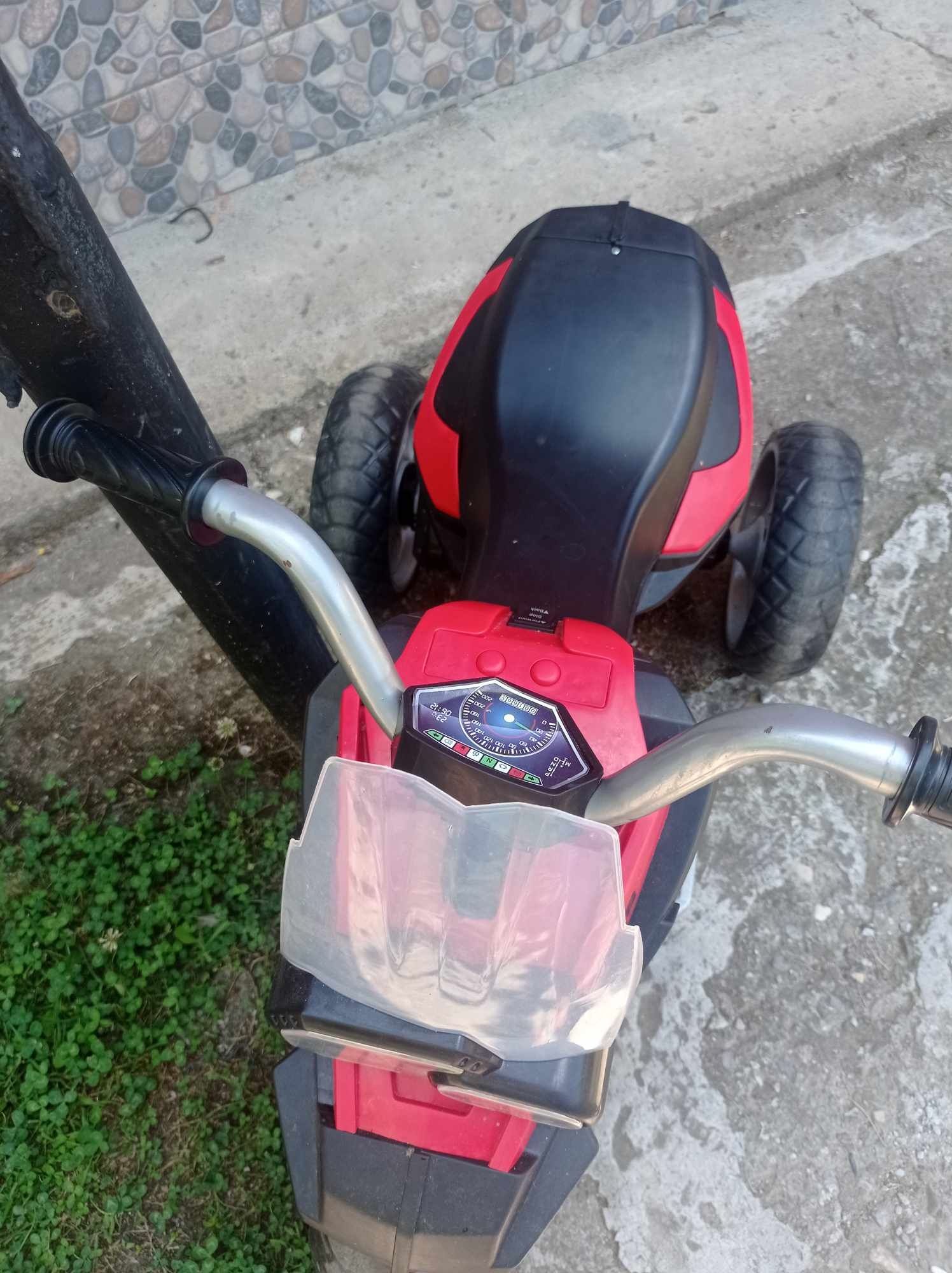Vând mașinuțe electrice