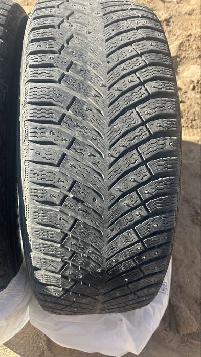 Продам зимние шины шипованные