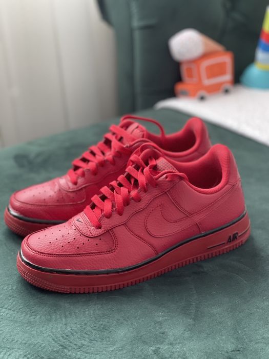 Vând adidasi NIKE Air Force 1 triple gym