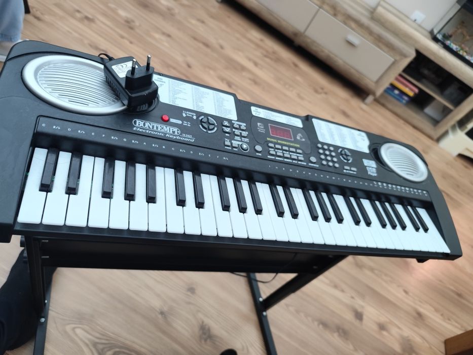 Дигитален синтезатор с 54 клавиши.