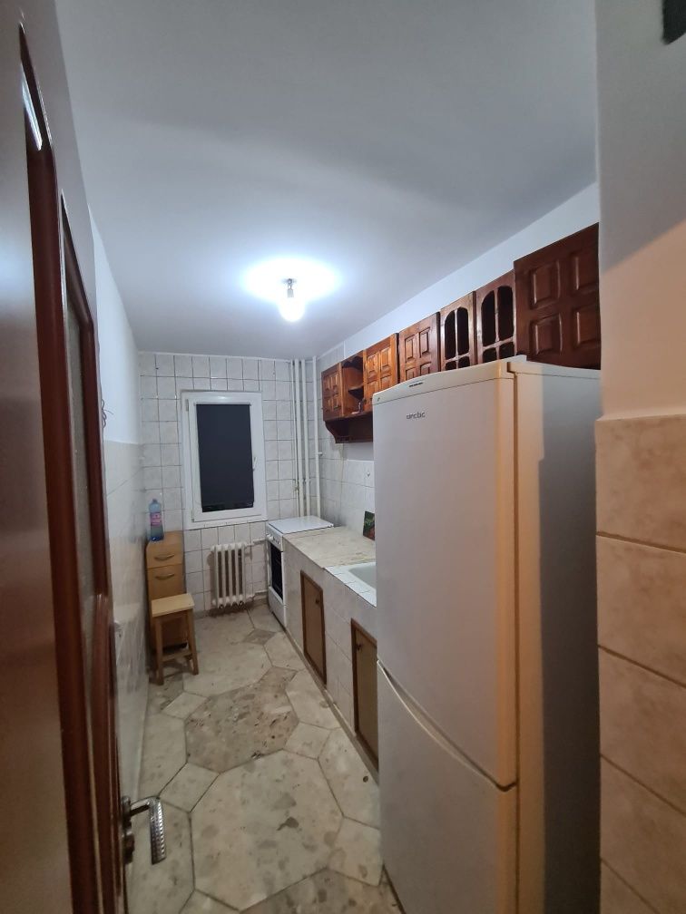 Inchiriez apartament 3 camere