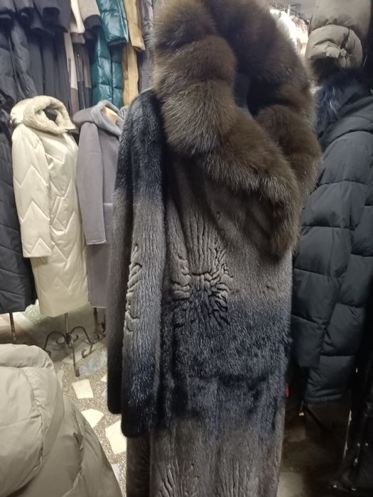 Шуба норковая натуральная с капюшоном,на капюшоне отделка соболь