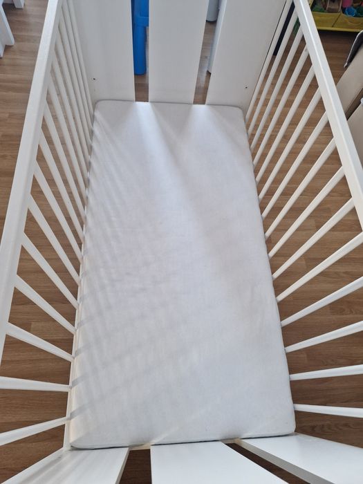 Pat 120x60 cu saltea inclusa.
Produsul este realizat din lemn si