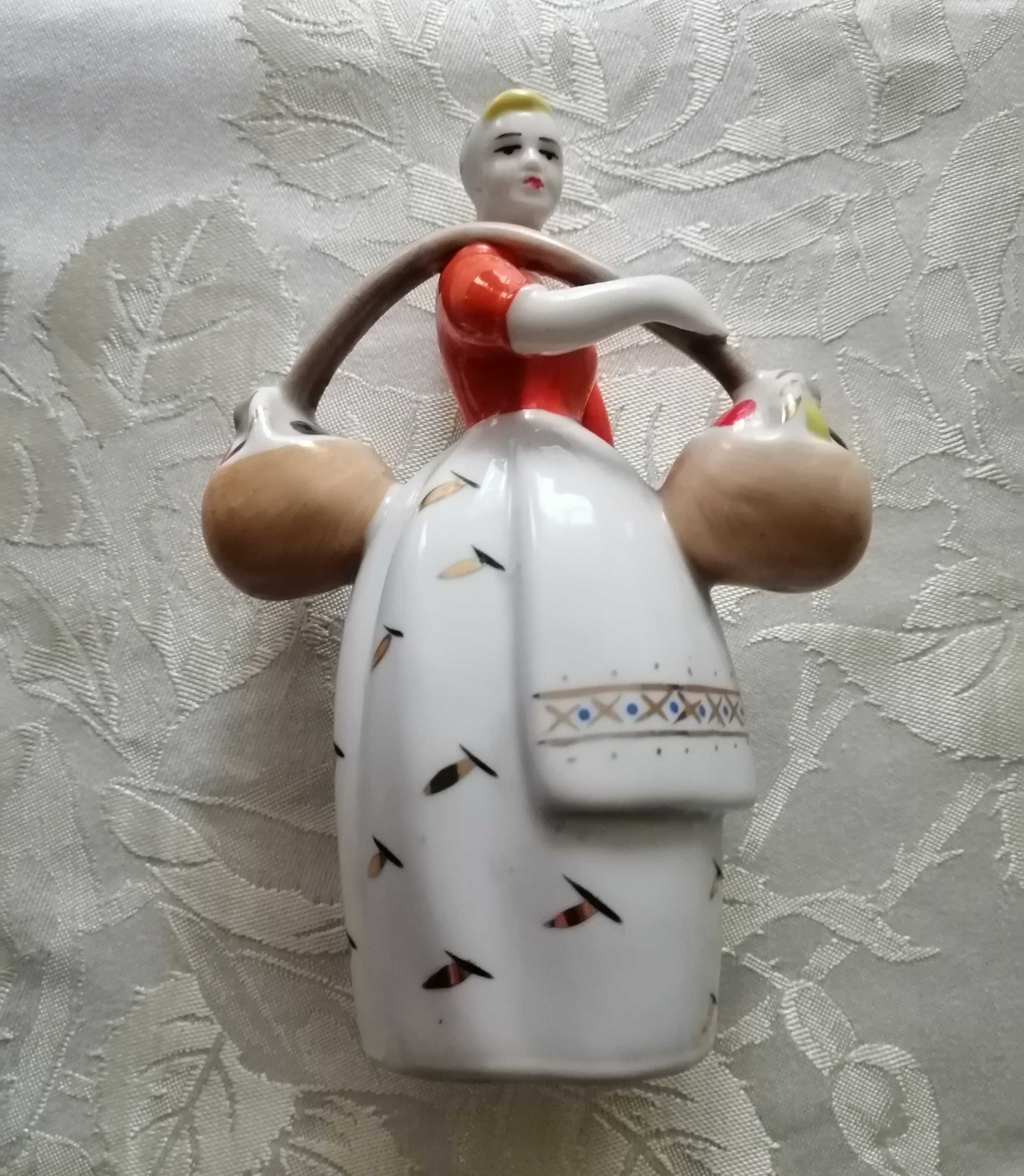 Продам фарфоровую статуэтку Девушка с коромыслом, грибами. ЗХК