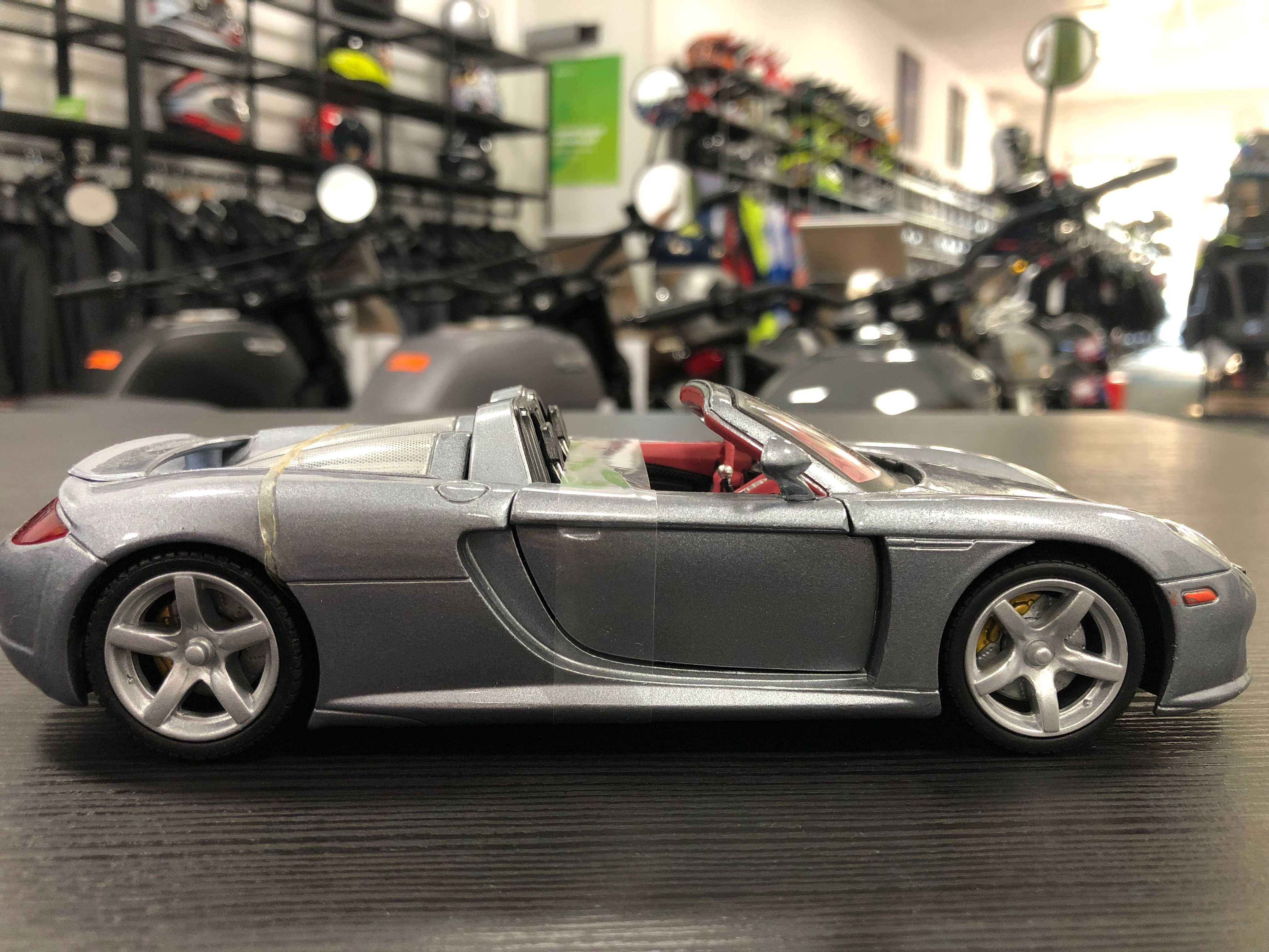 MONDO MOTORS метална колекционерска количка PORSCHE CARRERA GT 1:24