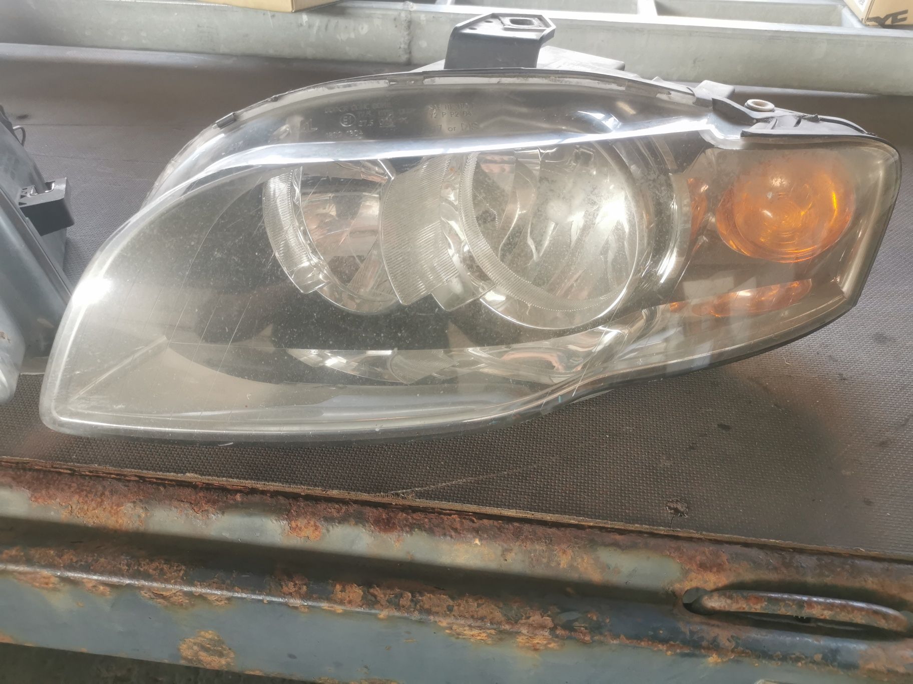 Ляв Фар Audi A4 B7