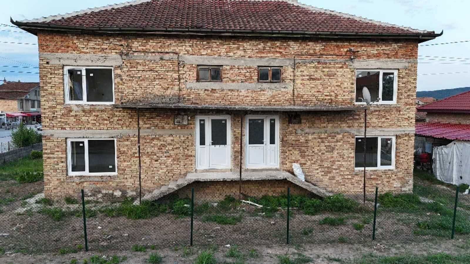 Продава се двуетажна масивна къща