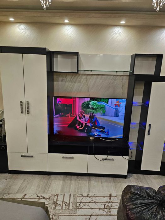 Продава се секция с гардероб в отлично състояние  с лед светлини