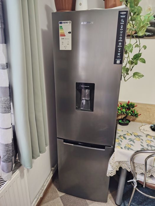 Vînd Combina frigorifica cu dozator ca noua cu garanție