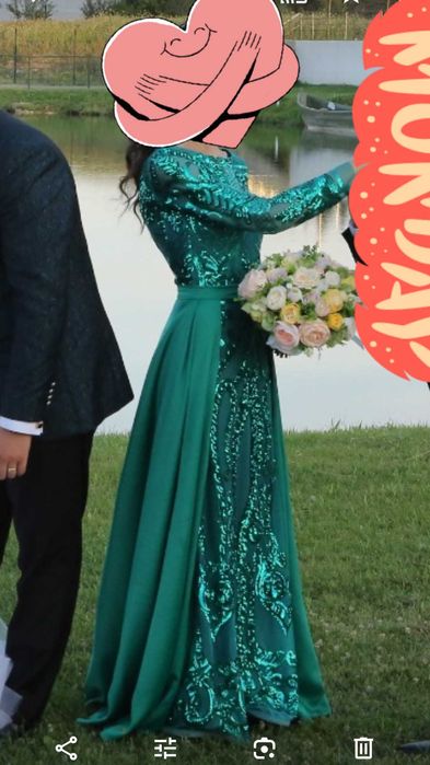 Vând rochie verde, cu trenă detașabilă.