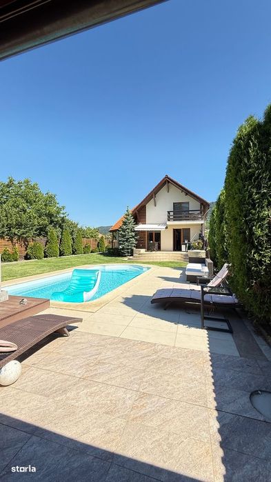 VILA P+E (2008) superba cu piscina si barbeque!