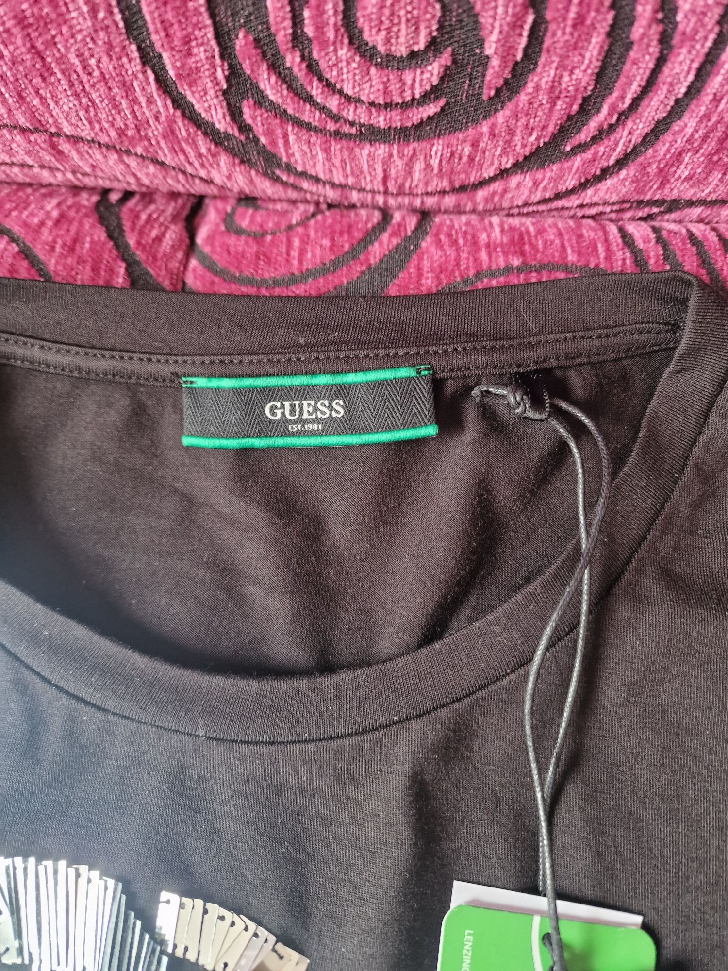 Чисто нова и оригинална тениска Guess