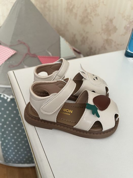 Продам новые сандалики