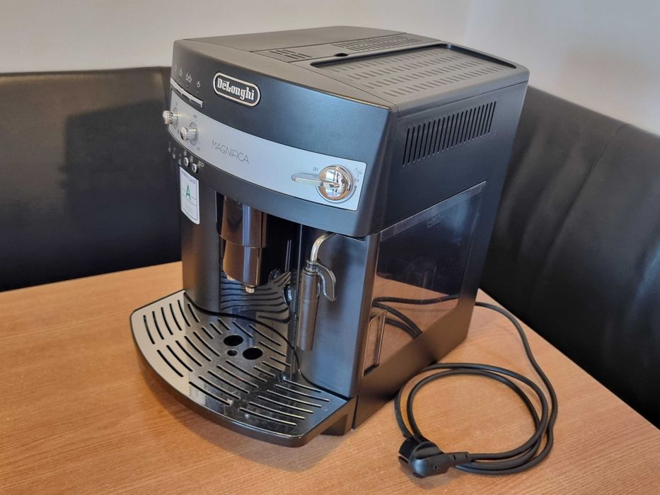 Aparat de facut cafea, espressor DeLonghi esam 3000 ca nou