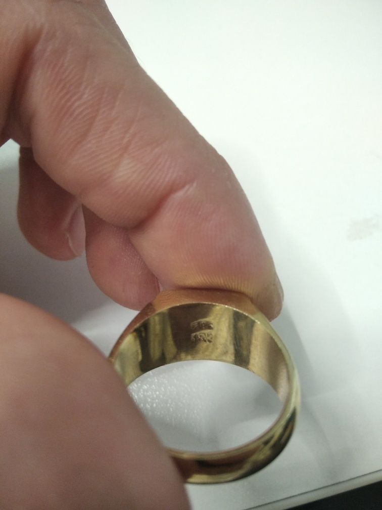 Златен пръстен с печат 18к и камък