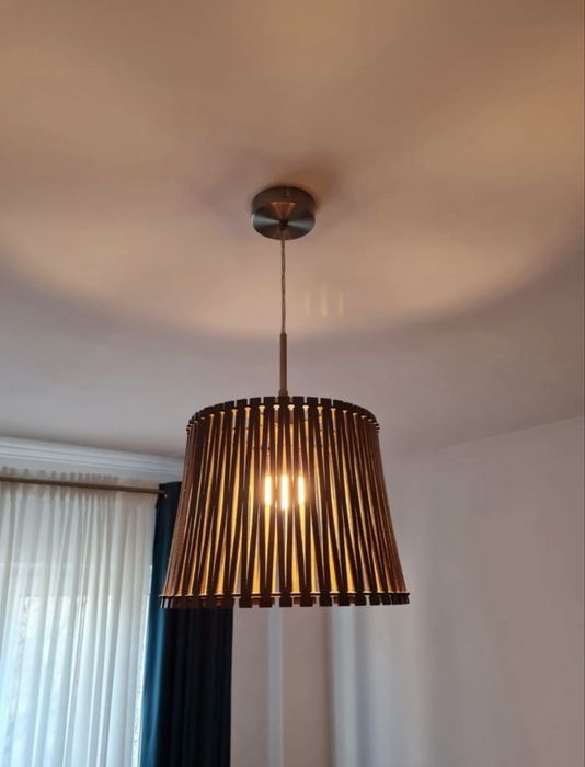 Lustre din lemn maro
