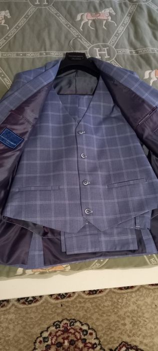 Продам два костюма за 14 тысяч тройка и двойка.