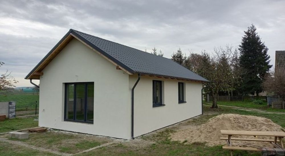 Vând casă pe structură metalică învelită cu panouri sandwich