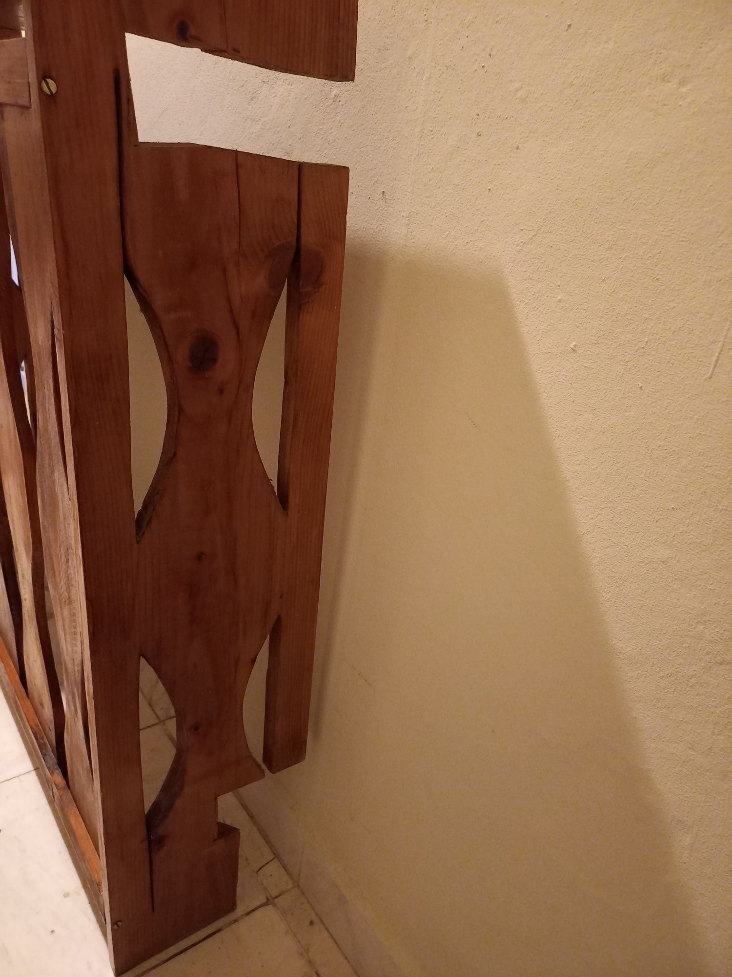 Продавам дървена декоративна решетка.