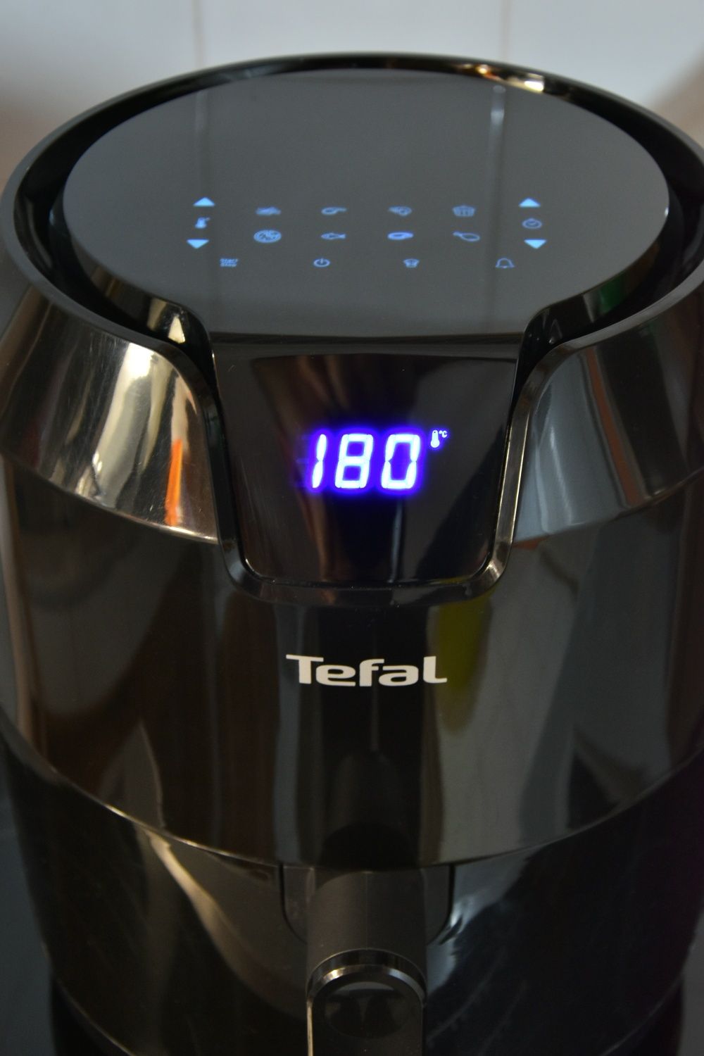 Продавам фритюрник с горещ въздух  еър фрайър TEFAL Easy Fry 4.2 L